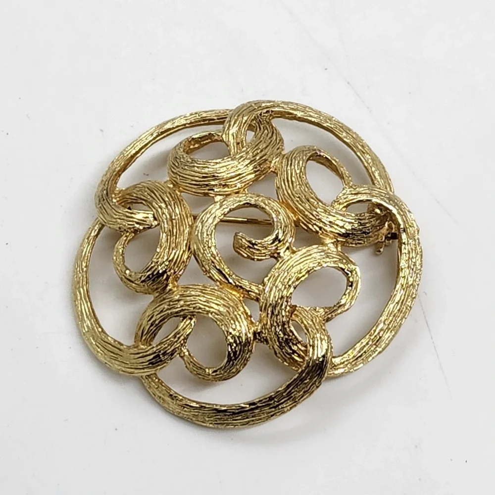 VINTAGE BROOCH / PIN SARAH COVENTRY GOLD TONE TAILORED SWIRL STATEMENT 1960s